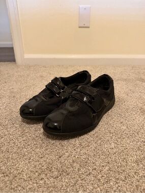 MUNRO SPORT Women's Black Casual Velcro Sneakers